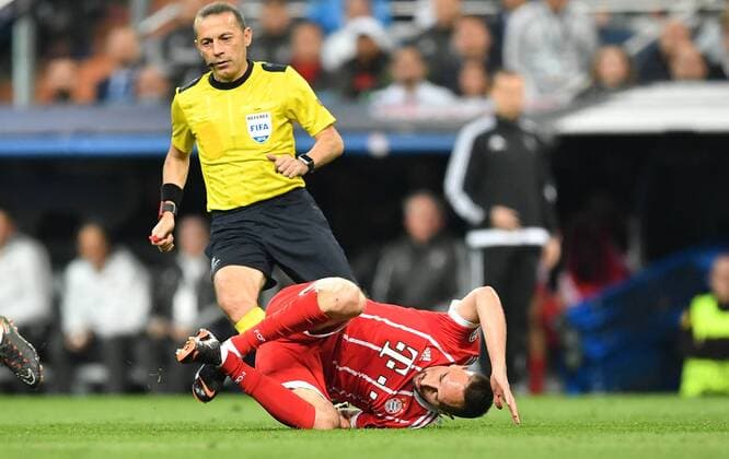 Franck Ribery (FC Bayern), bei einer Roole am Boden, hinten Schiedsrichter Cüneyt Cakir (TUR) Real Madrid - FC Bayern UEFA-Champions League, CL, Halbfinale, 1 2 Finale, Rückspiel, Saison 2017 2018, Fußball, Fussball, soccer, Herren, Deutschland, Germany, Madrid, 1.5.2018 Stadion Bernabeu