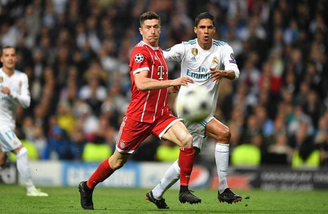 Robert Lewandowski (FC Bayern), und Raphael Varane (Real), im Zweikampf Real Madrid - FC Bayern UEFA-Champions League, CL, Halbfinale, 1 2 Finale, Rückspiel, Saison 2017 2018, Fußball, Fussball, soccer, Herren, Deutschland, Germany, Madrid, 1.5.2018 Stadion Bernabeu