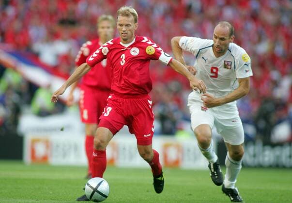 (ARKIV) EM-kvartfinale 2004, Tjekkiet-Danmark 3-0. Rene Henriksen og Jan Koller. 48-aarige René Henriksen fik tidligere i aar konstateret knoglemarvskraeft, som han nu er i behandling for. Det skriver Ritzau, onsdag den 2. may 2018.. , Portimao Portugal  Copyright: JensxNoergaardxLarsenx COP110 spdk20180502-094914-A