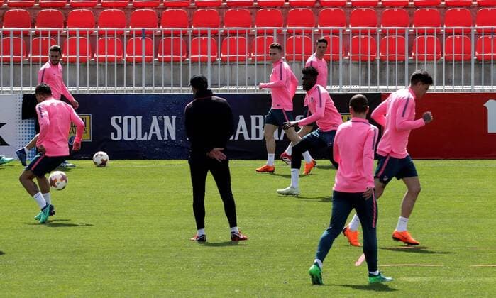 Atletico Madrid head coach, Argentine Diego Pablo Simeone (C), supervises his players during a training session at the team s Cerro del Espino facilities held on the eve of their UEFA Europa League semifinal second leg match against Arsenal FC at Wanda Metropolitano stadium, in Madrid, Spain, 02 May 2018. Atletico Madrid training session !ACHTUNG: NUR REDAKTIONELLE NUTZUNG!  Copyright: xZIPIx GRAF6801 20180502-636608622885566126