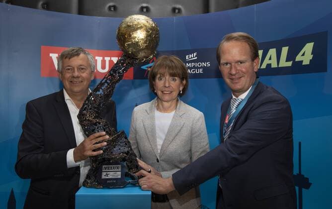Bilder des Tages - SPORT Auslosung Final 4 Handball Champions League Koeln Deutschland Datum: 02.05.2018 Henriette Reker Michael Wiederer Stefan Löcher