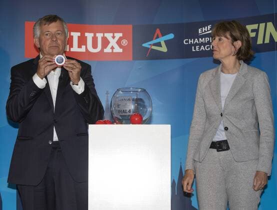 Auslosung Final 4 Handball Champions League Koeln Deutschland Datum: 02.05.2018 Henriette Reker Michael Wiederer