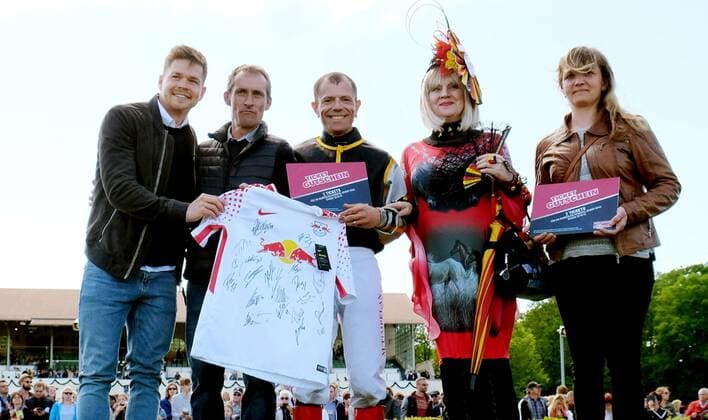 Galopprennbahn Leipzig Leipzig, 01.05.2018, Galopprennbahn Scheibenholz. , Im Bild: Siegerehrung des Kaiserball-Rennens, ein von Fußball-Bundesligist RB Leipzig gesponsertes Rennen zu Ehren des langjährigen Spielers Dominic Kaiser. V.l.: Dominic Kaiser, Galopp Trainer Marco Angermann, Jockey Marc Timpelan, ... ,