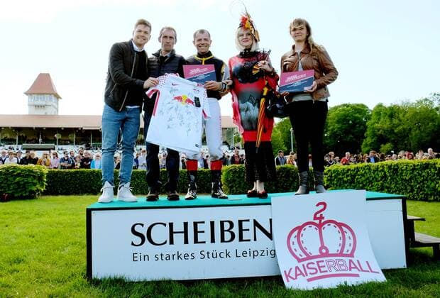 Galopprennbahn Leipzig Leipzig, 01.05.2018, Galopprennbahn Scheibenholz. , Im Bild: Siegerehrung des Kaiserball-Rennens, ein von Fußball-Bundesligist RB Leipzig gesponsertes Rennen zu Ehren des langjährigen Spielers Dominic Kaiser. V.l.: Dominic Kaiser, Trainer Marco Angermann, Jockey Marc Timpelan, ... ,