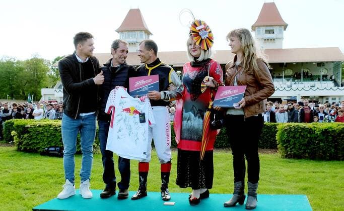 Galopprennbahn Leipzig Leipzig, 01.05.2018, Galopprennbahn Scheibenholz. , Im Bild: Siegerehrung des Kaiserball-Rennens, ein von Fußball-Bundesligist RB Leipzig gesponsertes Rennen zu Ehren des langjährigen Spielers Dominic Kaiser. V.l.: Dominic Kaiser, Trainer Marco Angermann, Jockey Marc Timpelan, ... ,