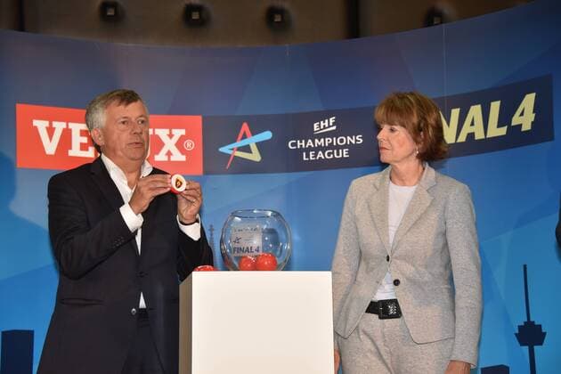 Michael Wiederer. EHF Secretary General und Henrette Reker, Oberbürgermeisterin der Stadt Köln am 02.05.2018 in Köln bei der Auslosung der Handball Champions League Halbfinale VELUX EHF FINAL4 2017 das am 26. und 27.Mai in Köln stattfindet.