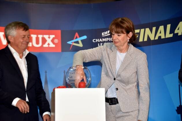 Michael Wiederer. EHF Secretary General und Henrette Reker, Oberbürgermeisterin der Stadt Köln am 02.05.2018 in Köln bei der Auslosung der Handball Champions League Halbfinale VELUX EHF FINAL4 2017 das am 26. und 27.Mai in Köln stattfindet.