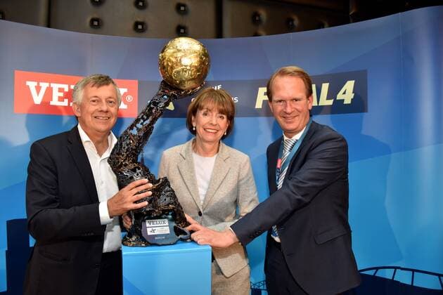 Michael Wiederer. EHF Secretary General, l-r, Henriette Reker, Oberbürgermeisterin der Stadt Köln, Stefan Löcher, Chef der LanxessArena posieren mit Pokal am 02.05.2018 in Köln bei der Auslosung der Handball Champions League Halbfinale VELUX EHF FINAL4 2017 das am 26. und 27.Mai in Köln stattfindet.