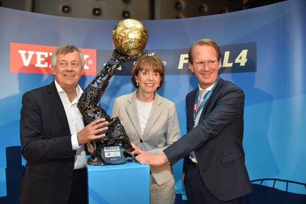 Michael Wiederer. EHF Secretary General, l-r, Henriette Reker, Oberbürgermeisterin der Stadt Köln, Stefan Löcher, Chef der LanxessArena posieren mit Pokal am 02.05.2018 in Köln bei der Auslosung der Handball Champions League Halbfinale VELUX EHF FINAL4 2017 das am 26. und 27.Mai in Köln stattfindet.