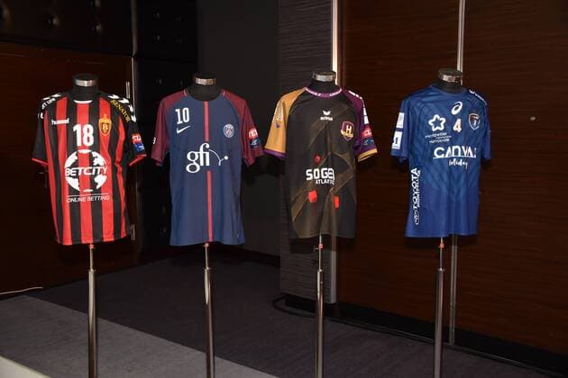 Das Trikot der Handballvereine HC Vardar (MKD), l-r, Paris Saint-Germain Handball , HBC Nantes (FRA) und Montpellier HB (FRA) am 02.05.2018 in Köln bei der Auslosung der Handball Champions League Halbfinale VELUX EHF FINAL4 2017 das am 26. und 27.Mai in Köln stattfindet.