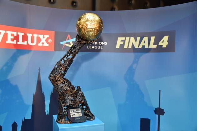 Der Pokal am 02.05.2018 in Köln bei der Auslosung der Handball Champions League Halbfinale VELUX EHF FINAL4 2017 das am 26. und 27.Mai in Köln stattfindet.