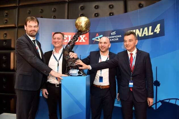 Vertreter der Halbfinalgegner Paris Saint-Germain Handball (FRA) , l-r, HBC Nantes (FRA), HC Vardar (MKD) und Montpellier HB (FRA) l-r, posieren am 02.05.2018 in Köln bei der Auslosung der Handball Champions League Halbfinale VELUX EHF FINAL4 2017 das am 26. und 27.Mai in Köln stattfindet.