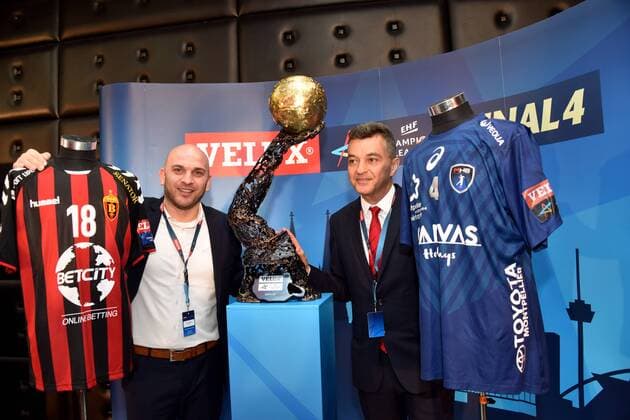 Vertreter der Halbfinalgegner HC Vardar (MKD) und Montpellier HB (FRA) l-r, posieren am 02.05.2018 in Köln bei der Auslosung der Handball Champions League Halbfinale VELUX EHF FINAL4 2017 das am 26. und 27.Mai in Köln stattfindet.