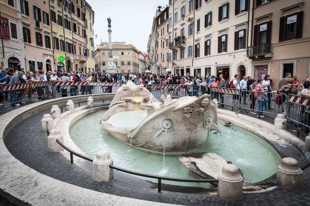 May 2, 2018 - Rome, Italy, Italy - A view of the cordoned-off Barcaccia Fountain, hours before the Champions League semifinal second leg soccer match between Liverpool and Roma, scheduled at the Olympic stadium, in Rome,on May 2, 2018 in Rome, Italy. Liverpool Supporters Gather For The UEFA Champions League semi-final Against Roma  - ZUMAn230 20180502_zaa_n230_689 Copyright: xAndreaxRonchinix