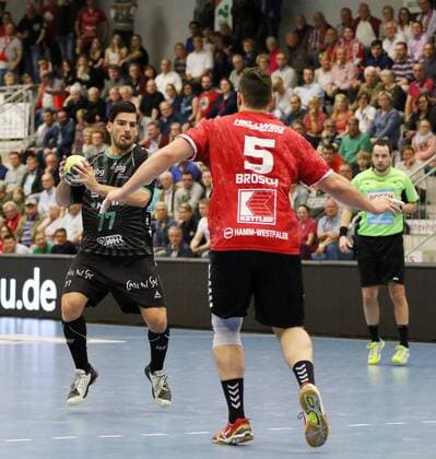 Savvas Savvas (VfL Eintracht Hildesheim 77) in der Vorwaertsbewegung zu Jan Brosch (ASV Hamm-Westfalen 5)(vorne), ASV Hamm-Westfalen vs VfL Eintracht Hildesheim, Handball, 2. Bundesliga, 02.05.2018, ASV Hamm-Westfalen vs VfL Eintracht Hildesheim, Handball, 2. Bundesliga, 02.05.2018 Hamm Copyright: xEIBNER JanxStrohdiekx EP_JSK