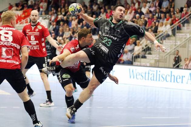 Nikolaos Tzoufras (VfL Eintracht Hildesheim 23) vorbei an Jakob Schwabe (ASV Hamm-Westfalen 11)(hinten), ASV Hamm-Westfalen vs VfL Eintracht Hildesheim, Handball, 2. Bundesliga, 02.05.2018, ASV Hamm-Westfalen vs VfL Eintracht Hildesheim, Handball, 2. Bundesliga, 02.05.2018 Hamm Copyright: xEIBNER JanxStrohdiekx EP_JSK
