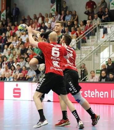 Robin John (VfL Eintracht Hildesheim 11) gegen Markus Fuchs (ASV Hamm-Westfalen 6)(vorne) und Jan Brosch (ASV Hamm-Westfalen 5)(rechts), ASV Hamm-Westfalen vs VfL Eintracht Hildesheim, Handball, 2. Bundesliga, 02.05.2018, ASV Hamm-Westfalen vs VfL Eintracht Hildesheim, Handball, 2. Bundesliga, 02.05.2018 Hamm Copyright: xEIBNER JanxStrohdiekx EP_JSK