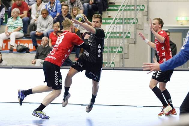 Robin John (VfL Eintracht Hildesheim 11) gegen Julian Krieg (ASV Hamm-Westfalen 18)(links), ASV Hamm-Westfalen vs VfL Eintracht Hildesheim, Handball, 2. Bundesliga, 02.05.2018, ASV Hamm-Westfalen vs VfL Eintracht Hildesheim, Handball, 2. Bundesliga, 02.05.2018 Hamm Copyright: xEIBNER JanxStrohdiekx EP_JSK