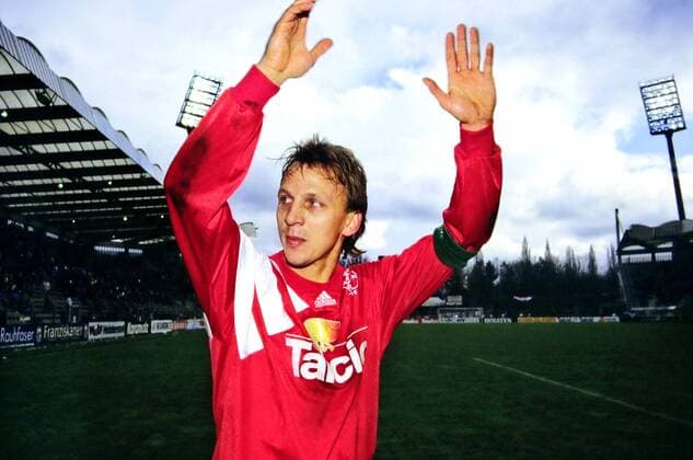 Fussball, Bundesliga, Deutschland, Herren, Saison 1993 1994, Bayer Leverkusen - Karlsruher SC; Schlussjubel Andreas Thom (LEV). Jubel, Freude, Aktion.