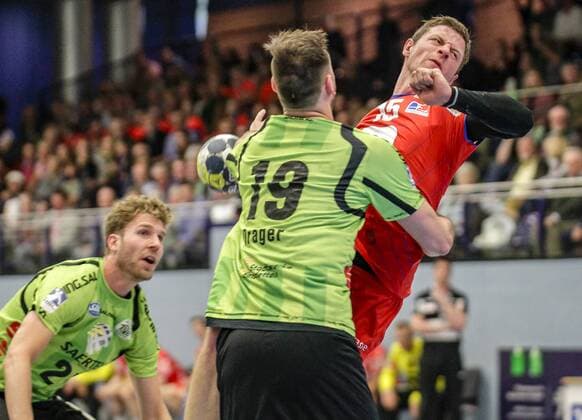 TV Emsdetten - HBW Balingen-Weilstetten, Jasper Adams, Yannik Dräger (beide Emsdetten) , und Martin Schrobel (HBW) Handball, 2.Liga, TV Emsdetten - HBW Balingen, 02.05.2018 Emsdetten Copyright: xEIBNER Oberheimx EP_OBERHEIM