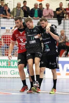 Robin John (VfL Eintracht Hildesheim 11) wird verletzt von Jan Brosch (ASV Hamm-Westfalen 5)(links) und Fynn Wiebe (VfL Eintracht Hildesheim 24) vom Feld getragen, ASV Hamm-Westfalen vs VfL Eintracht Hildesheim, Handball, 2. Bundesliga, 02.05.2018, ASV Hamm-Westfalen vs VfL Eintracht Hildesheim, Handball, 2. Bundesliga, 02.05.2018 Hamm Copyright: xEIBNER JanxStrohdiekx EP_JSK