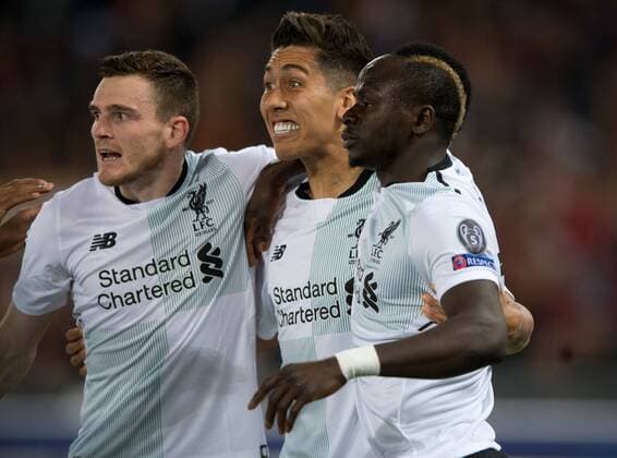 Bilder des Tages - SPORT A.S. Roma v Liverpool UEFA Champions League Semi-Final Liverpool players congratulate their team-mate Sadio Mane of Liverpool (right) after making it 1-0 to their team during the UEFA Champions League Semi-Final match at the Stadio Olimpico, Rome Content Not Available For UK Newspapers Copyright: xRussellxHartx FIL-11735-0014