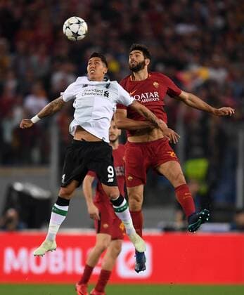 FUSSBALL CHAMPIONS LEAGUE SAISON 2017 2018 HALBFINALE RUECKSPIEL AS Rom - FC Liverpool 02.05.2018 Roberto Firmino (li, FC Liverpool) gegen Federico Fazio (re, AS Rom) Rom