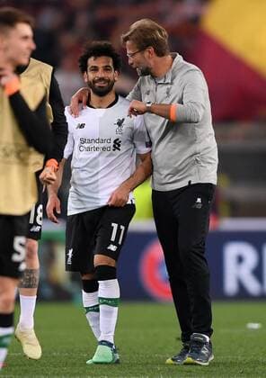 FUSSBALL CHAMPIONS LEAGUE SAISON 2017 2018 HALBFINALE RUECKSPIEL AS Rom - FC Liverpool 02.05.2018 Mohamed Salah (li) und Trainer Juergen Klopp (re, beide FC Liverpool) jubeln nach dem Abpfiff Rom