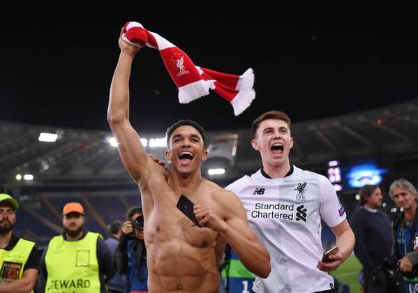 FUSSBALL CHAMPIONS LEAGUE SAISON 2017 2018 HALBFINALE RUECKSPIEL AS Rom - FC Liverpool 02.05.2018 SCHLUSSJUBEL FC Liverpool; Trent Alexander-Arnold (li) und Ben Woodburn (re) feiern vor dem Gaestefanblock des Olympia Stadion in Rom Rom