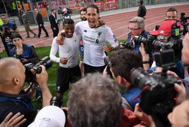 FUSSBALL CHAMPIONS LEAGUE SAISON 2017 2018 HALBFINALE RUECKSPIEL AS Rom - FC Liverpool 02.05.2018 SCHLUSSJUBEL FC Liverpool; Georginio Wijnaldum (li) und Virgil Van Dijk (re) feiern vor dem Gaestefanblock des Olympia Stadion in Rom Rom