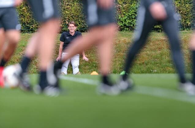 02.05.2018, Trainingsgelnde, Salzburg, AUT, UEFA EL, FC Salzburg vs Olympique Marseille, Halbfinale, Rueckspiel, Training, im Bild Sportdirektor Christoph Freund (FC Salzburg) during a Trainingssession before the UEFA Europa League Semifinal, 2nd Leg Match between FC Salzburg and Olympique Marseille at the Trainingsground in Salzburg, Austria on 2018 05 02. Salzburg
