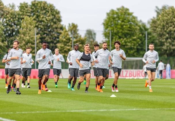 02.05.2018, Trainingsgelnde, Salzburg, AUT, UEFA EL, FC Salzburg vs Olympique Marseille, Halbfinale, Rueckspiel, Training, im Bild Spieler beim Warmlaufen, Andreas Ulmer (FC Salzburg), Patson Daka (FC Salzburg), Fredrik Gulbrandsen (FC Salzburg), Munas Dabbur (FC Salzburg), Andre Ramalho (FC Salzburg), Valon Berisha (FC Salzburg) during a Trainingssession before the UEFA Europa League Semifinal, 2nd Leg Match between FC Salzburg and Olympique Marseille at the Trainingsground in Salzburg, Austria on 2018 05 02. Salzburg