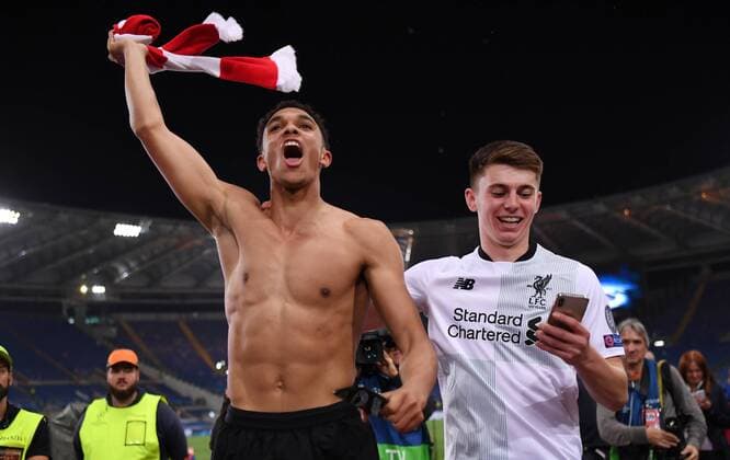 FUSSBALL CHAMPIONS LEAGUE SAISON 2017 2018 HALBFINALE RUECKSPIEL AS Rom - FC Liverpool 02.05.2018 SCHLUSSJUBEL FC Liverpool; Trent Alexander-Arnold (li) und Ben Woodburn (re) feiern vor dem Gaestefanblock des Olympia Stadion in Rom Rom