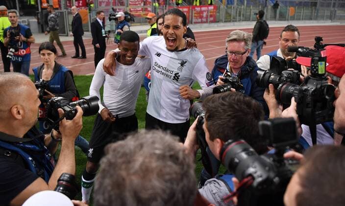 FUSSBALL CHAMPIONS LEAGUE SAISON 2017 2018 HALBFINALE RUECKSPIEL AS Rom - FC Liverpool 02.05.2018 SCHLUSSJUBEL FC Liverpool; Georginio Wijnaldum (li) und Virgil Van Dijk (re) feiern vor dem Gaestefanblock des Olympia Stadion in Rom Rom