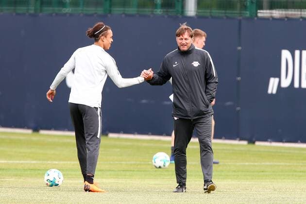 Bilder des Tages - SPORT RB Leipzig - Training Fussball 1.BL Leipzig, 03.05.2018, RBL Trainingszentrum, Fussball, 1. Bundesliga , RB Leipzig - Training , Im Bild: Yussuf Poulsen und Trainer Ralph Hasenhüttl Hasenhuettl ,
