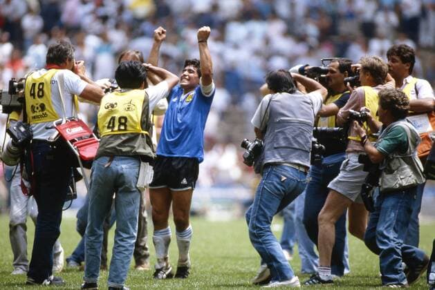 Football - 1986 FIFA World Cup WM Weltmeisterschaft Fussball - Quarter-Final: Argentina 2 England 1 Diego Maradona celebrates Argentina s victory surrounded by photographers, at the Estadio Azteca, Mexico City. 22 06 1986 