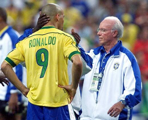 SAINT DENIS, 12-07-1998 , World Cup Final. Brazilian coach Mario Zagallo (R) walks past Ronaldo after their loss to France in the final of the 1998 World Cup at the Stade de France in Paris July 12. France won the match 3-0 and are World Champions. WK 1998  x2163108x
