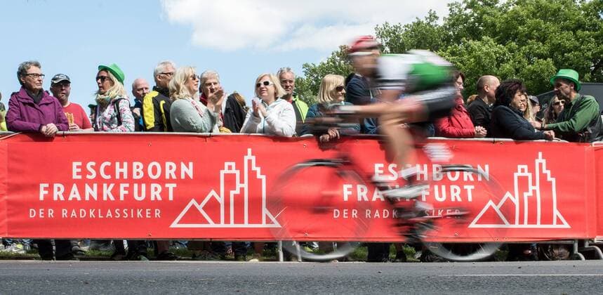 01.05.2018, xmhx, Radsport, Rund um den Finanzplatz Eschborn 2018, emspor , v.l. Fahrer am Mammolshainer Berg, Anstieg, Impressionen, Zuschauer, Mietzieher Eschborn