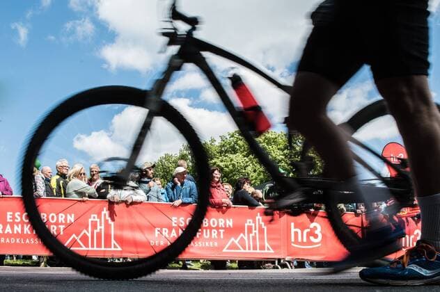 01.05.2018, xmhx, Radsport, Rund um den Finanzplatz Eschborn 2018, emspor , v.l. Fahrer am Mammolshainer Berg, Anstieg, Impressionen, Zuschauer Eschborn