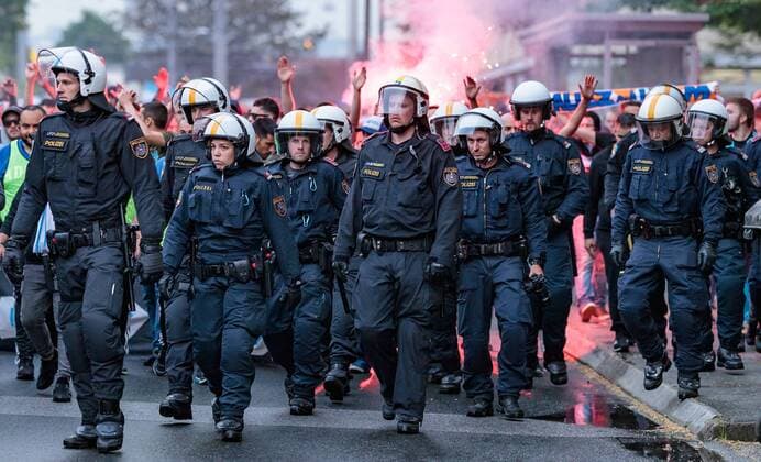 03.05.2018, Red Bull Arena, Salzburg, AUT, UEFA EL, FC Salzburg vs Olympique Marseille, Halbfinale, Rueckspiel, im Bild Polizisten begleiten den Fanmarsch der Marseille Fans die bengalische Fackeln abbrennen during the UEFA Europa League Semifinal, 2nd Leg Match between FC Salzburg and Olympique Marseille at the Red Bull Arena in Salzburg, Austria on 2018 05 03. Salzburg