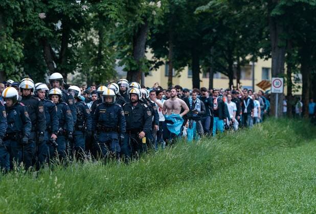 03.05.2018, Red Bull Arena, Salzburg, AUT, UEFA EL, FC Salzburg vs Olympique Marseille, Halbfinale, Rueckspiel, im Bild Polizisten begleiten den Fanmarsch der Marseille Fans during the UEFA Europa League Semifinal, 2nd Leg Match between FC Salzburg and Olympique Marseille at the Red Bull Arena in Salzburg, Austria on 2018 05 03. Salzburg