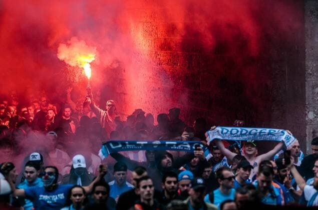 03.05.2018, Red Bull Arena, Salzburg, AUT, UEFA EL, FC Salzburg vs Olympique Marseille, Halbfinale, Rueckspiel, im Bild Polizisten begleiten den Fanmarsch der Marseille Fans die bengalische Fackeln abbrennen during the UEFA Europa League Semifinal, 2nd Leg Match between FC Salzburg and Olympique Marseille at the Red Bull Arena in Salzburg, Austria on 2018 05 03. Salzburg