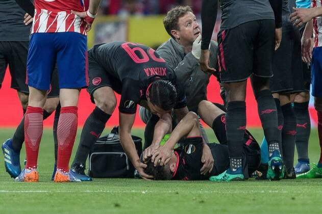 Bilder des Tages - SPORT Spanien, Madrid 03.05.2018, UEFA Europa League - 2017 2018 Season, Semi-finals, Second leg, Halbfinale, Atletico Madrid - Arsenal FC, Laurent Koscielny (AFC) verletzt am Boden ( DeFodi048