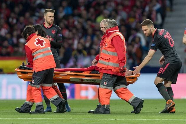 Spanien, Madrid 03.05.2018, UEFA Europa League - 2017 2018 Season, Semi-finals, Second leg, Halbfinale, Atletico Madrid - Arsenal FC, Laurent Koscielny (AFC) wird vom Spielfeld getragen, Shkodran Mustafi (AFC) schaut ( DeFodi048