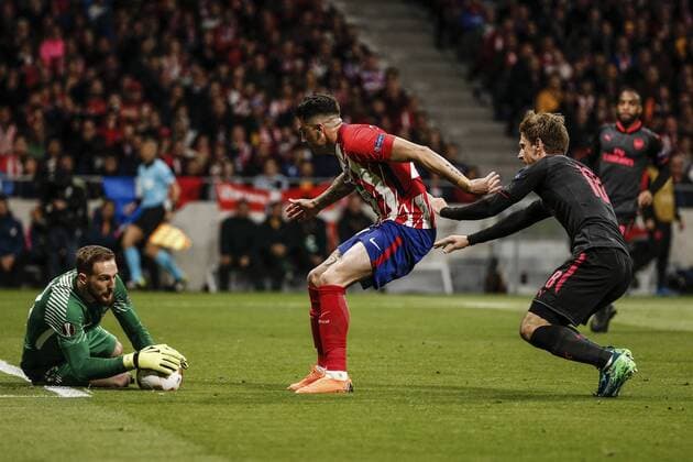 3rd May 2018, Wanda Metropolitano, Madrid, Spain; UEFA Europa League football, semi final, 2nd leg, Atletico Madrid versus Arsenal; Jan Oblak (Atletico de Madrid) collects the through ball from Nacho Monreal (Arsenal)  ActionPlus12019191