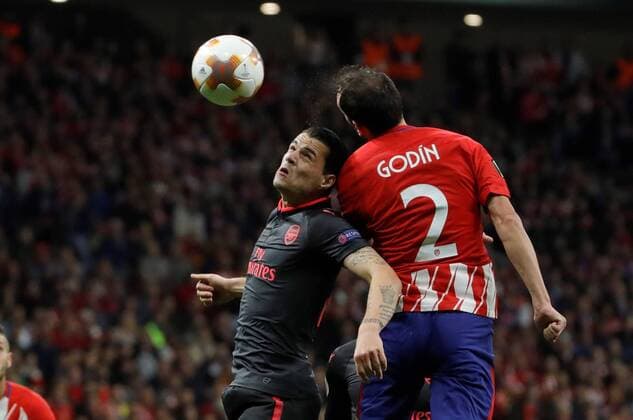 Arsenal s Granit Xhaka (L) in action against Atletico de Madrid s Diego Godin during the UEFA Europa League semifinal second leg match between Atletico de Madrid and Arsenal at the Wanda Metropolitano stadium in Madrid, Spain, 03 May 2017. Atletico de Madrid vs. Arsenal !ACHTUNG: NUR REDAKTIONELLE NUTZUNG!  Copyright: xJuanJoxMartinx CDM22 20180503-636609824952336830