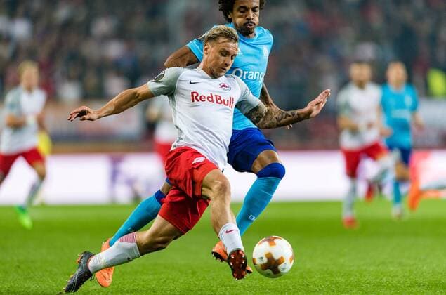 03.05.2018, Red Bull Arena, Salzburg, AUT, UEFA EL, FC Salzburg vs Olympique Marseille, Halbfinale, Rueckspiel, im Bild v.l. Fredrik Gulbrandsen (FC Salzburg), Luiz Gustavo (Olympique Marseille) during the UEFA Europa League Semifinal, 2nd Leg Match between FC Salzburg and Olympique Marseille at the Red Bull Arena in Salzburg, Austria on 2018 05 03. Salzburg