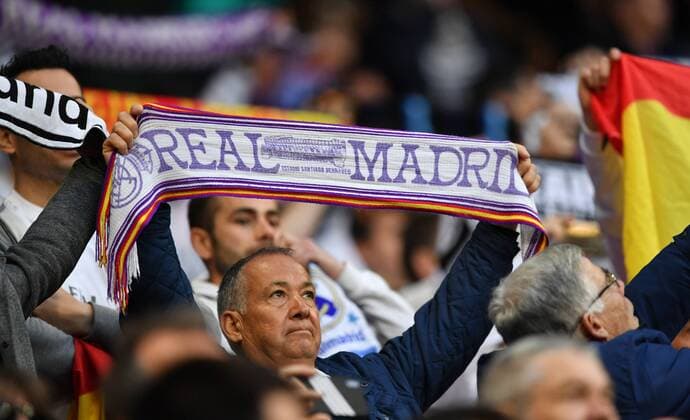 Real Madrid-Fan mit Schal beim Singen der Vereinshymne Real Madrid - FC Bayern UEFA-Champions League, CL, Halbfinale, 1 2 Finale, Rückspiel, Saison 2017 2018, Fußball, Fussball, soccer, Herren, Deutschland, Germany, Madrid, 1.5.2018 Stadion Bernabeu