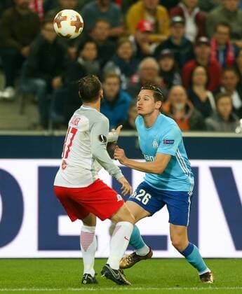 03.05.2018, Red Bull Arena, Salzburg, AUT, UEFA EL, FC Salzburg vs Olympique Marseille, Halbfinale, Rueckspiel, im Bild Andreas Ulmer (FC Salzburg) und Florian Thauvin (Olympique Marseille) during the UEFA Europa League Semifinal, 2nd Leg Match between FC Salzburg and Olympique Marseille at the Red Bull Arena in Salzburg, Austria on 2018 05 03. Salzburg