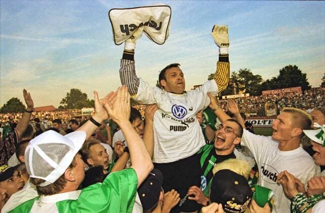 Aus 2. BL Saison 1996 97 (letztes Spiel zum Aufstieg in die 1. BL.) VfL Wolfsburg gegen Mainz 05 5:4 am 11.06.1997. Im Foto: VfL WOB TW Uwe Zimmermann